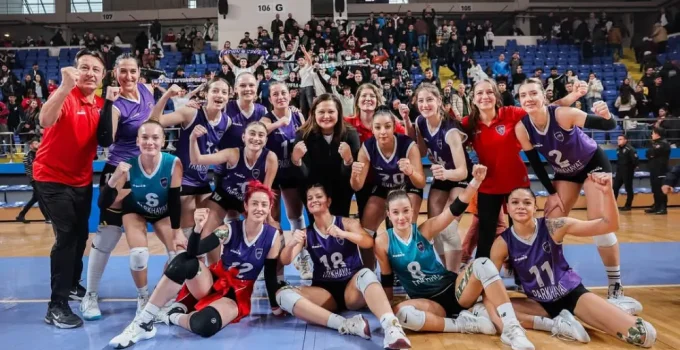 Afyon Belediye Yüntaş Voleybol Takımı, İzmit Spor’u Mağlup Ederek Liderlik Koltuğuna Oturdu