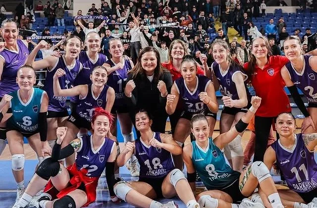 Afyon Belediye Yüntaş Voleybol Takımı Kocaeli İzmit Spor’u Mağlup Etti ve Liderliğe Yükseldi