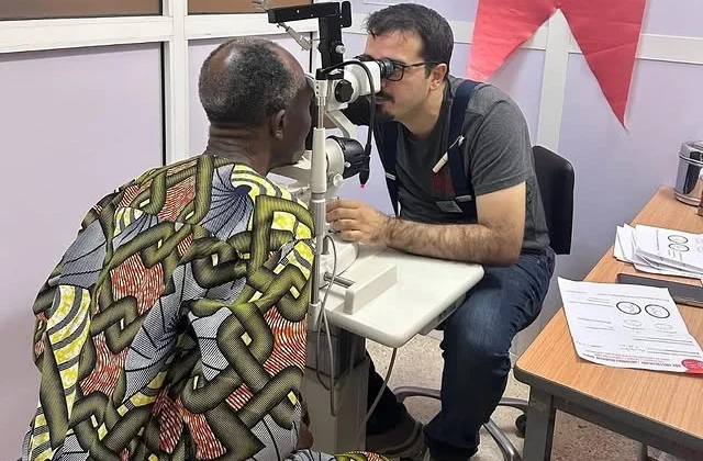 Türk Göz Hekimi Afrika’da Katarakt Tedavi Ekibinde Yer Aldı